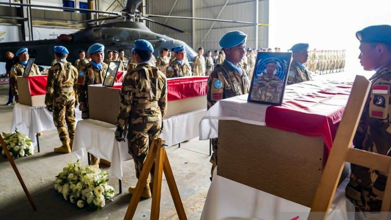 Tiga jenazah prajurit TNI yang gugur dalam misi perdamaian UNIFIL di Lebanon akan tiba di Bandara Soekarno Hatta sore ini. Simak detail kepulangan dan upacara penghormatan bagi para Jenazah Prajurit TNI UNIFIL yang telah berjuang.