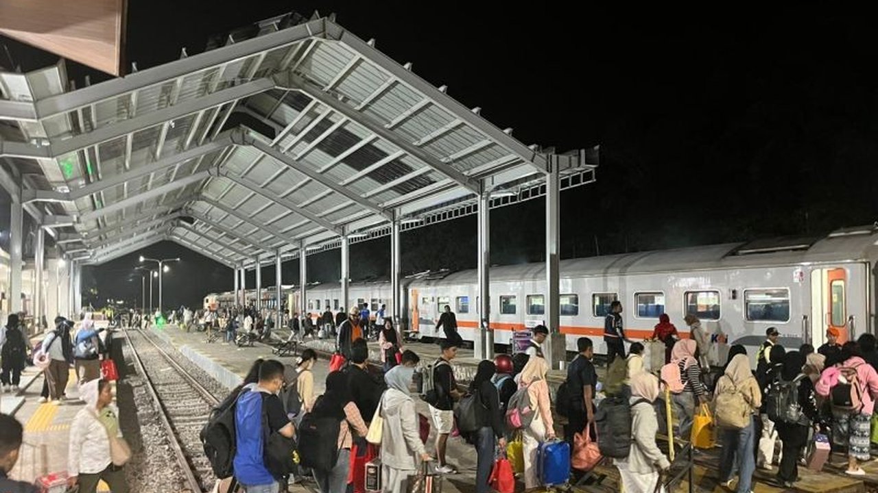 KAI Daop 9 Jember mengalami Peningkatan Penumpang KA Daop Jember yang signifikan saat libur panjang Jumat Agung, mencapai 11 ribu orang, mencerminkan kepercayaan masyarakat pada moda transportasi kereta api.