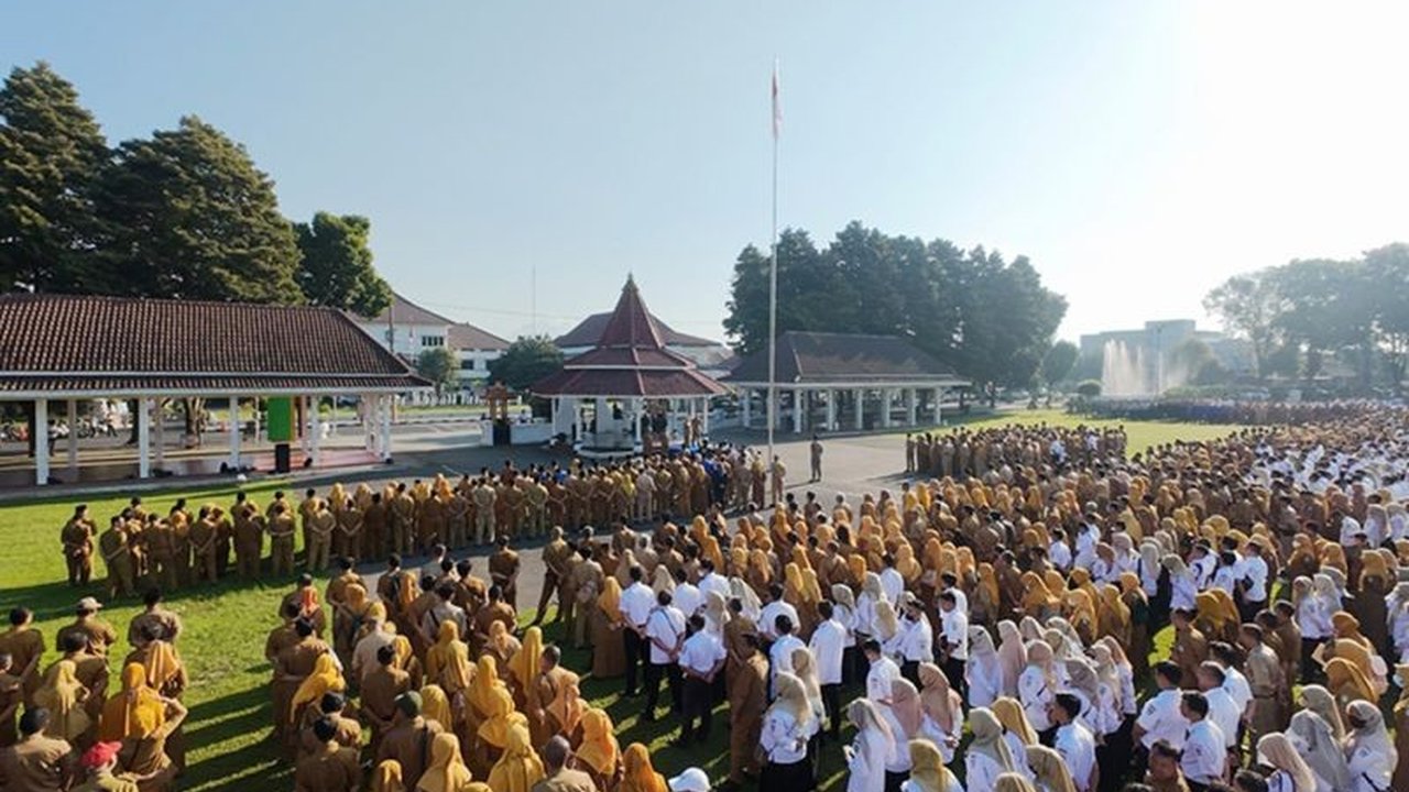 Pemerintah Kabupaten Lumajang memastikan penerapan sistem Work From Home (WFH) setiap Jumat tidak akan mengganggu layanan publik. Kebijakan WFH Lumajang ini bertujuan meningkatkan efisiensi kinerja ASN dan menghemat energi.