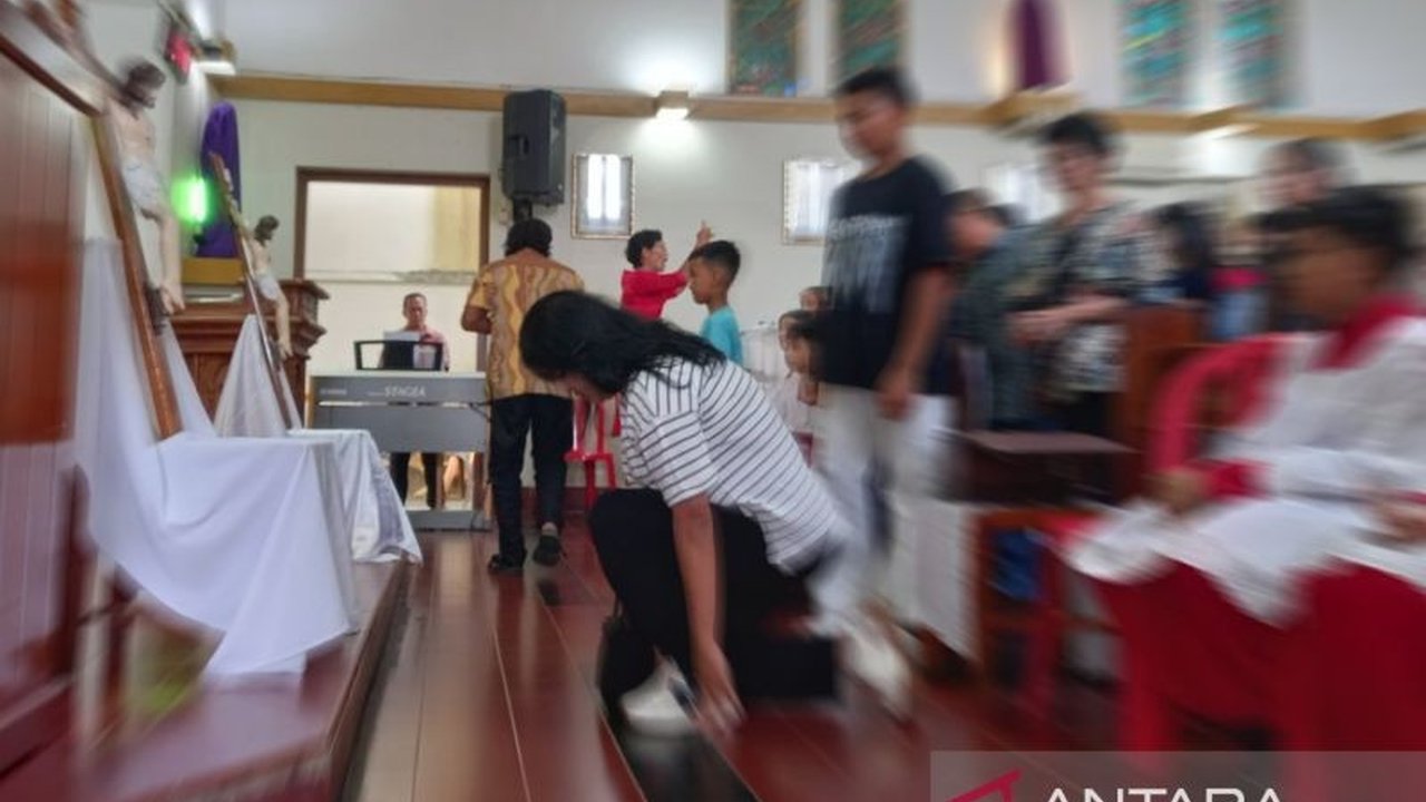 Gereja Katolik Santa Maria Pelindung Para Pelaut Mentok mengajak umat memaknai Jumat Agung sebagai penguat iman untuk berani berkorban dengan tulus dalam kehidupan sehari-hari, meneladani kesetiaan Yesus Kristus.