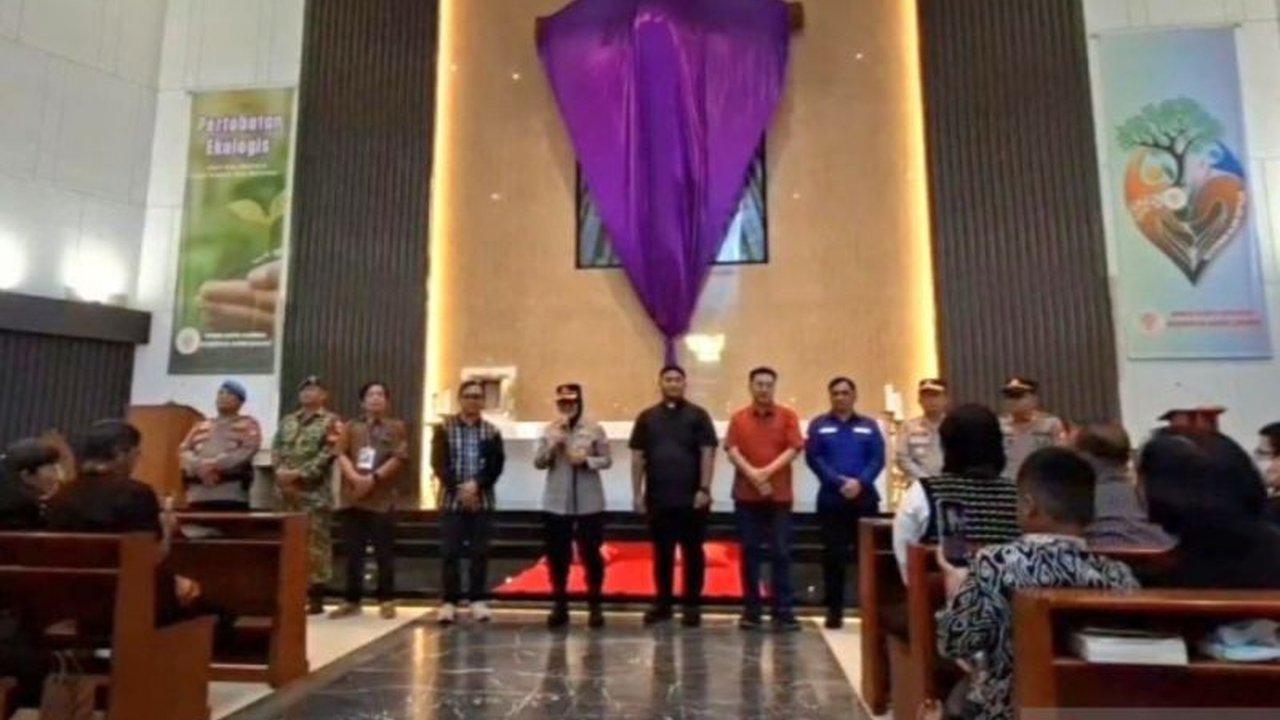 Ribuan jemaat Gereja Katolik Ibu Teresa (GKIT) Paroki Cikarang memadati ibadah Jumat Agung sebagai bagian dari Trihari Suci menjelang Paskah, berlangsung khidmat dengan pengamanan ketat di Kabupaten Bekasi.