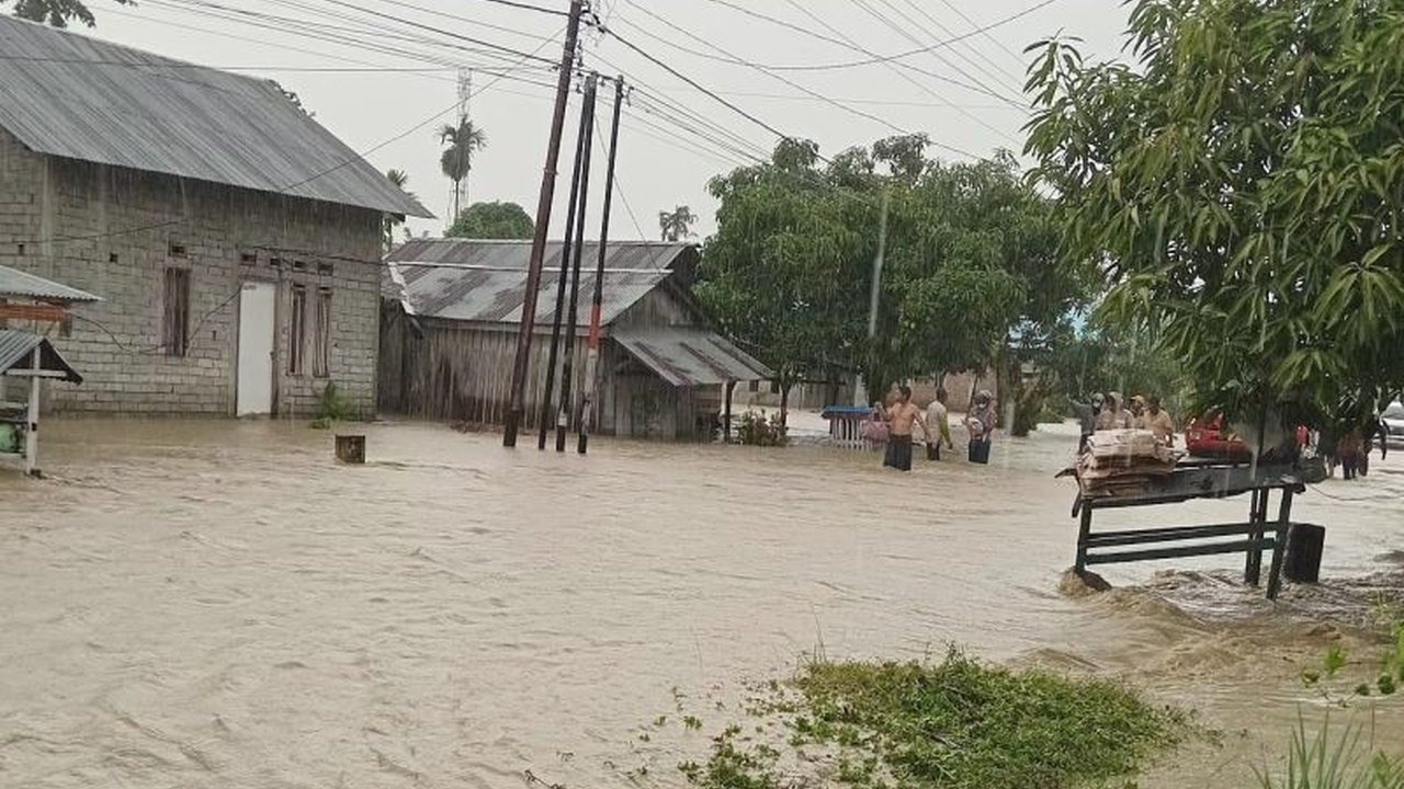 Hujan deras memicu banjir di 10 desa Kecamatan Sirenja, Kabupaten Donggala, Sulawesi Tengah, merendam ratusan rumah warga. Badan Penanggulangan Bencana Daerah (BPBD) Sulawesi Tengah segera turun tangan melakukan penanganan darurat di lokasi terdampak.