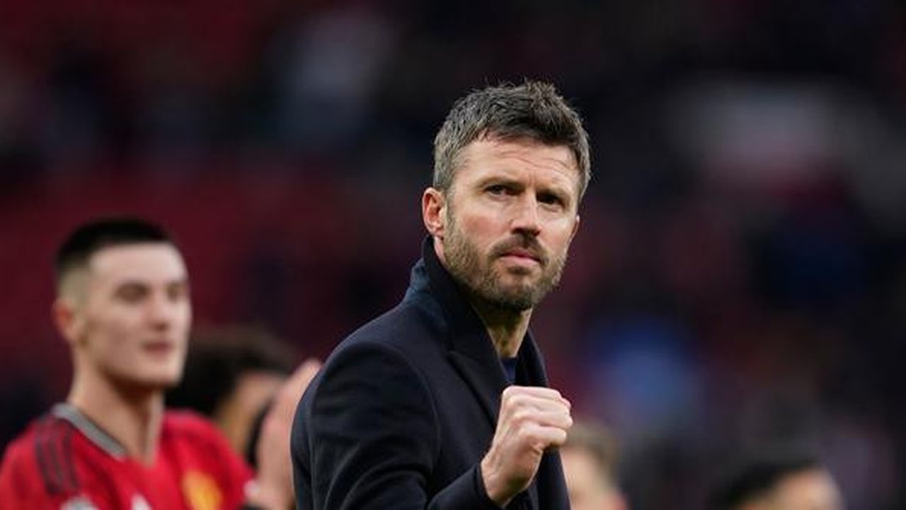 Selebrasi Michael Carrick usai membawa Manchester United meraih kemanangan dramatis atas Fulham 3-2 di Old Trafford, Minggu (1/2/2026) malam WIB. (AP Photo/Dave Thompson)