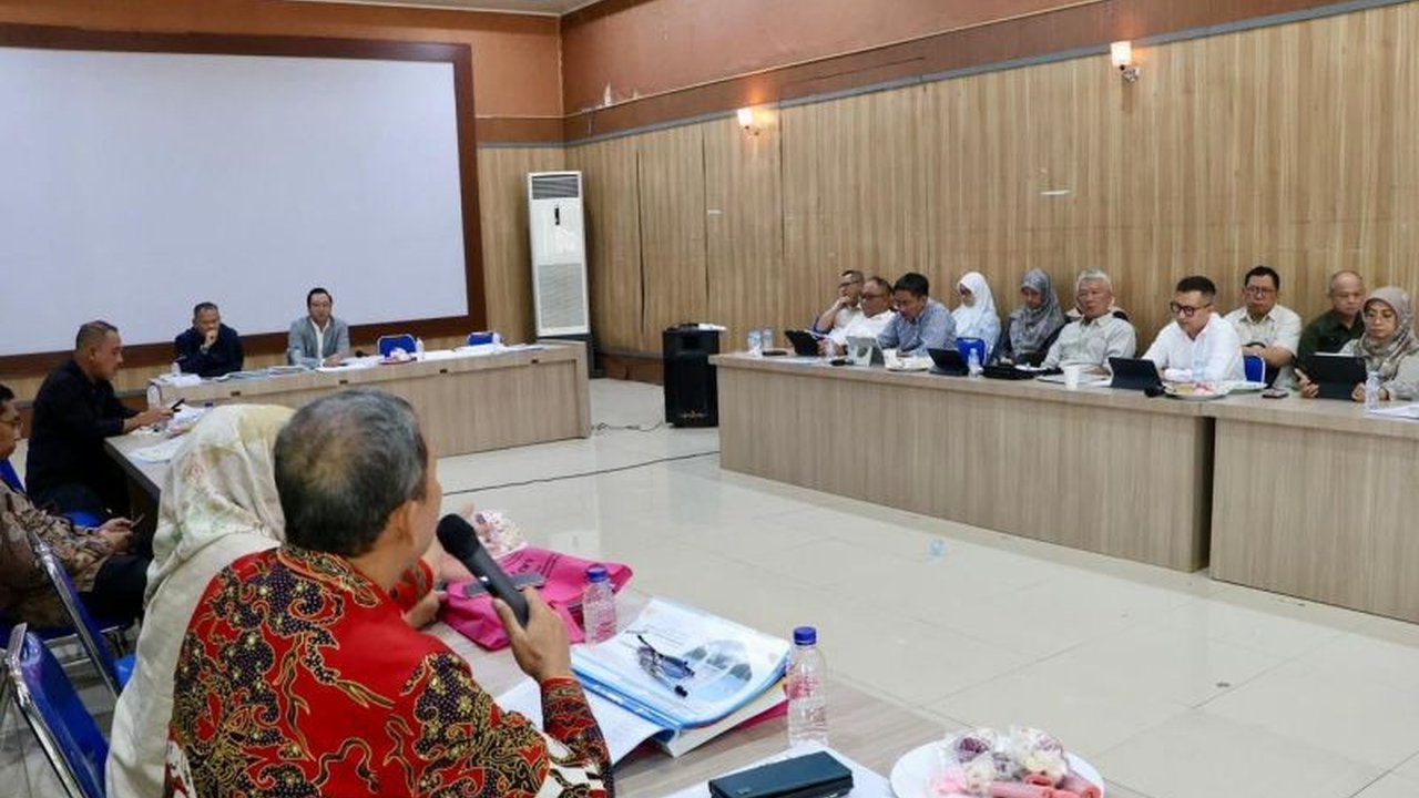 DPRD Jabar melayangkan kritik tajam terhadap LKPJ Gubernur 2025, menyoroti masalah tunda bayar dan penumpukan anggaran yang mengganggu stabilitas fiskal daerah. Kondisi ini dinilai menghambat efektivitas program pembangunan.