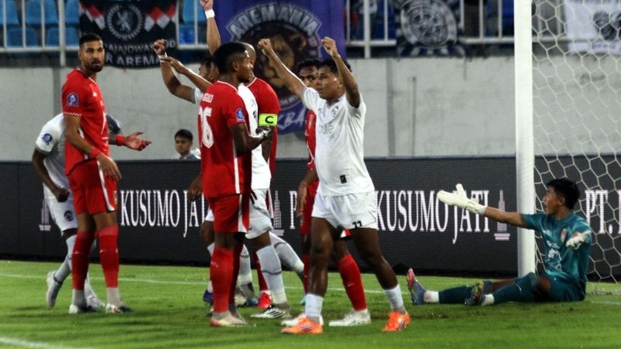 Arema FC harus puas berbagi poin setelah ditahan imbang 1-1 oleh Malut United dalam laga Super League. Pertandingan Arema FC Imbang Malut United ini berlangsung ketat di Stadion Kanjuruhan.