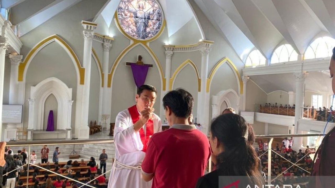 Peringatan Paskah di Kota Kendari menjadi ajang penting untuk memperkuat persaudaraan dan toleransi antarumat beragama, diwujudkan melalui aksi nyata kemanusiaan.