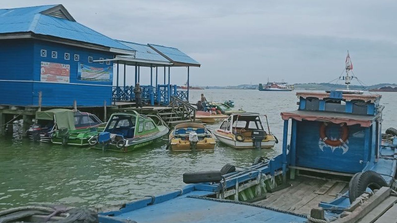 Pemkab Penajam Paser Utara butuh Rp200 miliar untuk penataan Pelabuhan Penajam, pintu gerbang IKN. Revitalisasi ini penting demi wajah daerah yang modern dan representatif.