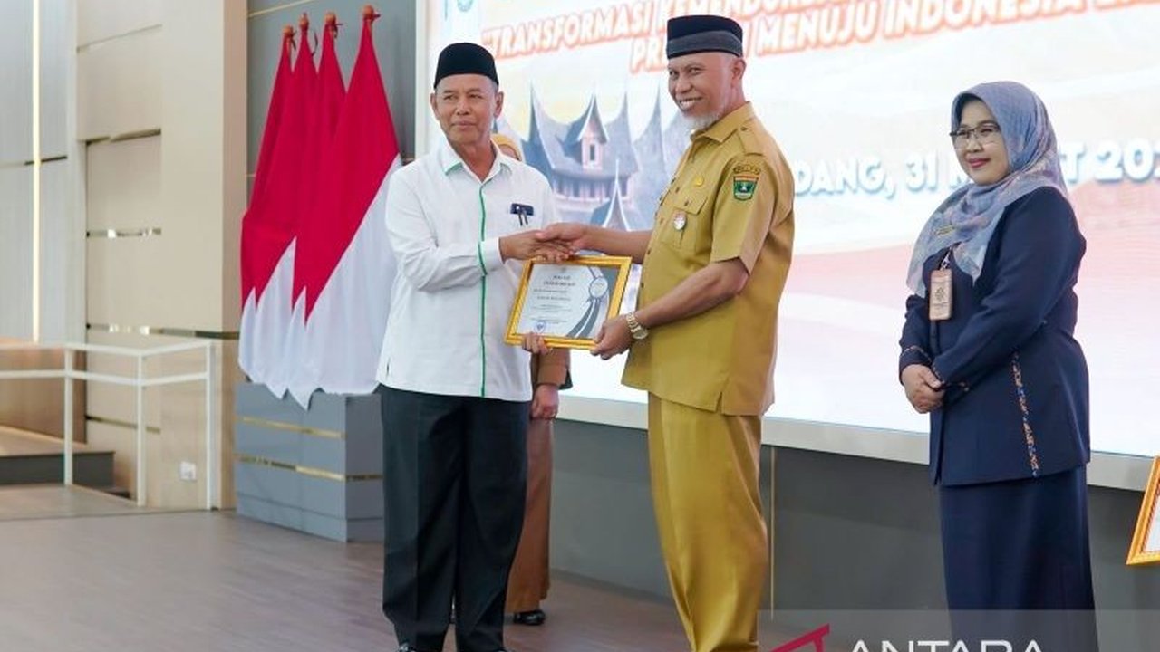 Baznas Kota Solok menerima penghargaan dari BKKBN Sumatera Barat atas kontribusinya dalam program Orang Tua Asuh Cegah Stunting (Genting), menegaskan komitmennya dalam percepatan penurunan stunting.