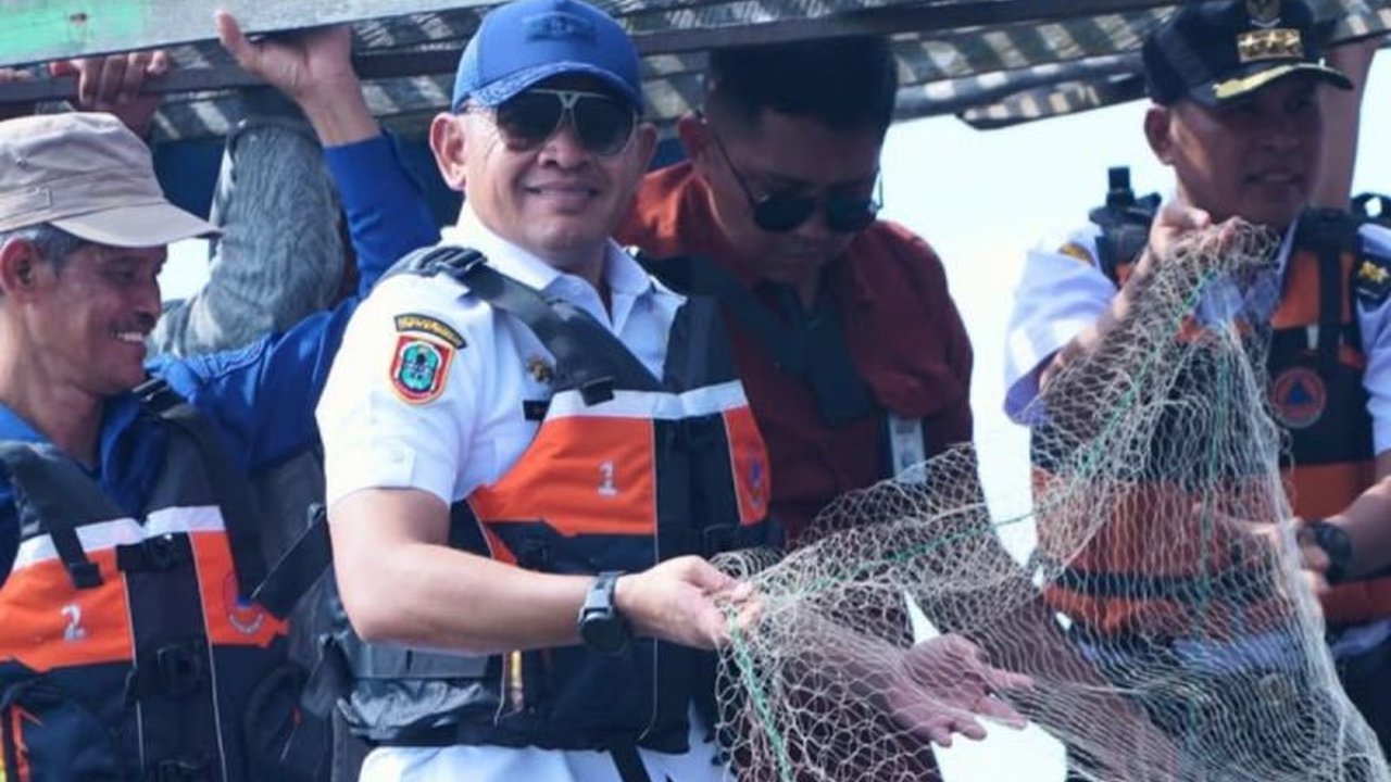 Pemerintah Kabupaten Tanah Laut meluncurkan Program Siap Melaut untuk meningkatkan legalitas dan keselamatan nelayan. Inisiatif ini mengatasi minimnya dokumen kapal dan perlindungan, menjamin nelayan berlayar aman dan produktif.