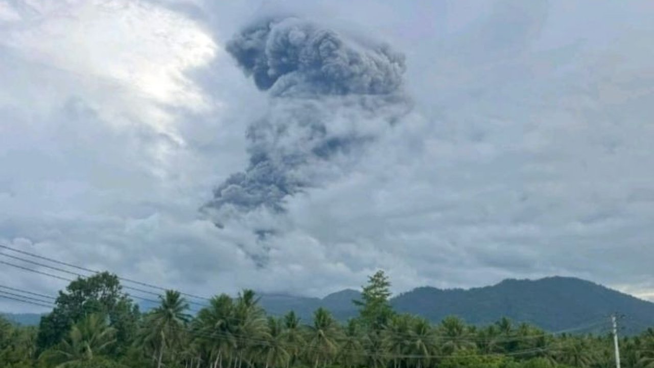 Gunung Dukono di Halmahera Utara kembali menunjukkan peningkatan aktivitas vulkanik. Erupsi Gunung Dukono pada Jumat sore menyemburkan abu setinggi 4.000 meter, memicu imbauan kewaspadaan bagi masyarakat sekitar.