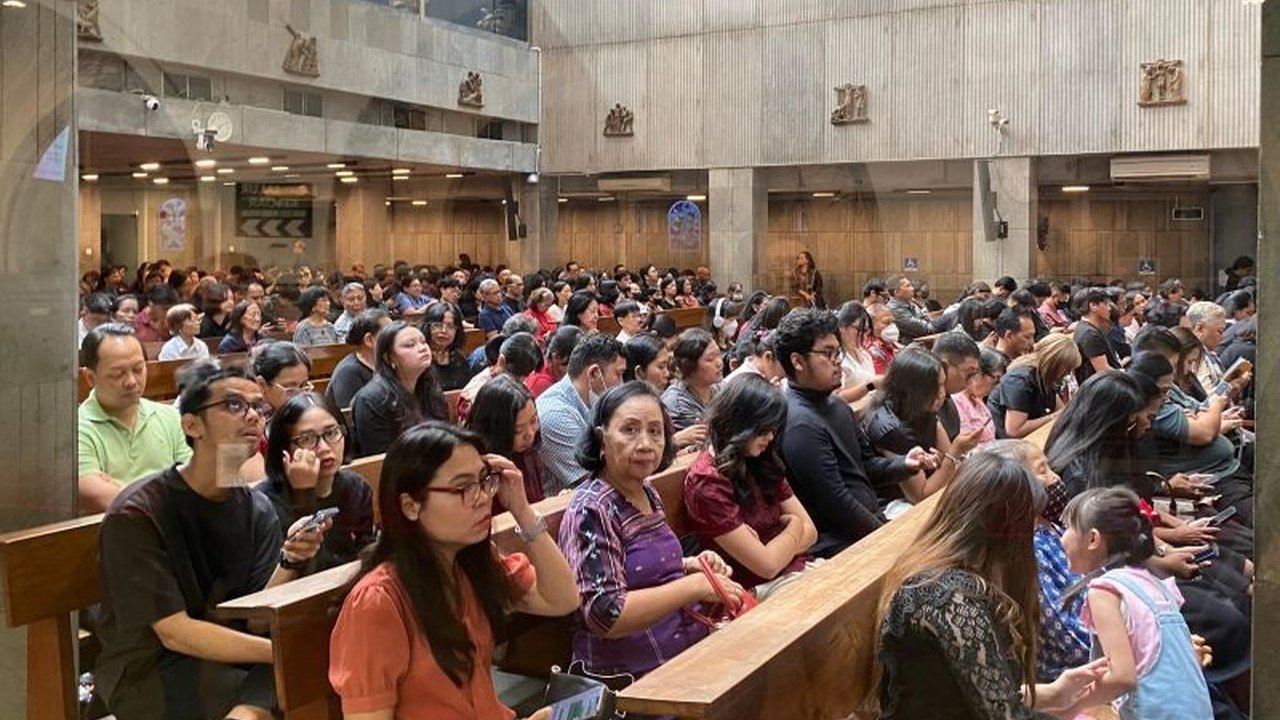 Gereja Katolik Santa Perawan Maria Ratu, Blok Q, Kebayoran Baru, Jakarta Selatan, memprediksi kehadiran hingga 4.000 jemaat pada Puncak Paskah, Sabtu (4/4), dengan persiapan khusus untuk kenyamanan dan keamanan ibadah.