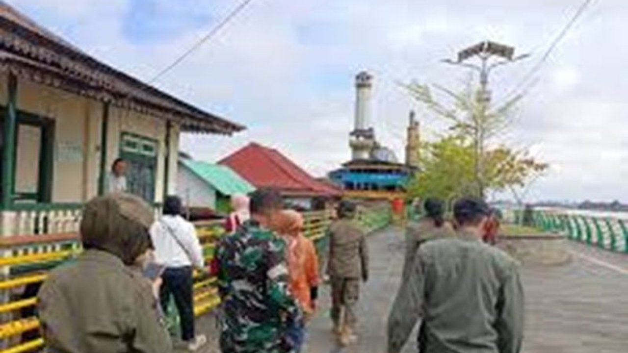 Satuan Polisi Pamong Praja (Satpol PP) Kota Pontianak gencar menertibkan PKL Waterfront Pontianak serta jemuran warga. Langkah ini bertujuan menjaga ketertiban, keindahan, dan mendukung penataan kawasan ikonik Sungai Kapuas.