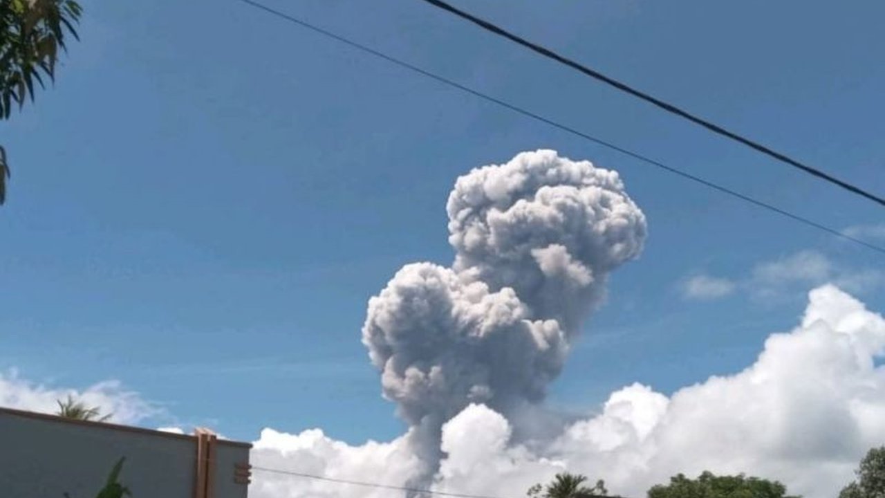 Gunung Dukono di Halmahera Utara kembali erupsi pada Jumat ini, menyemburkan abu vulkanik setinggi 1.500 meter di atas puncak. Simak imbauan keselamatan bagi masyarakat sekitar Gunung Dukono.
