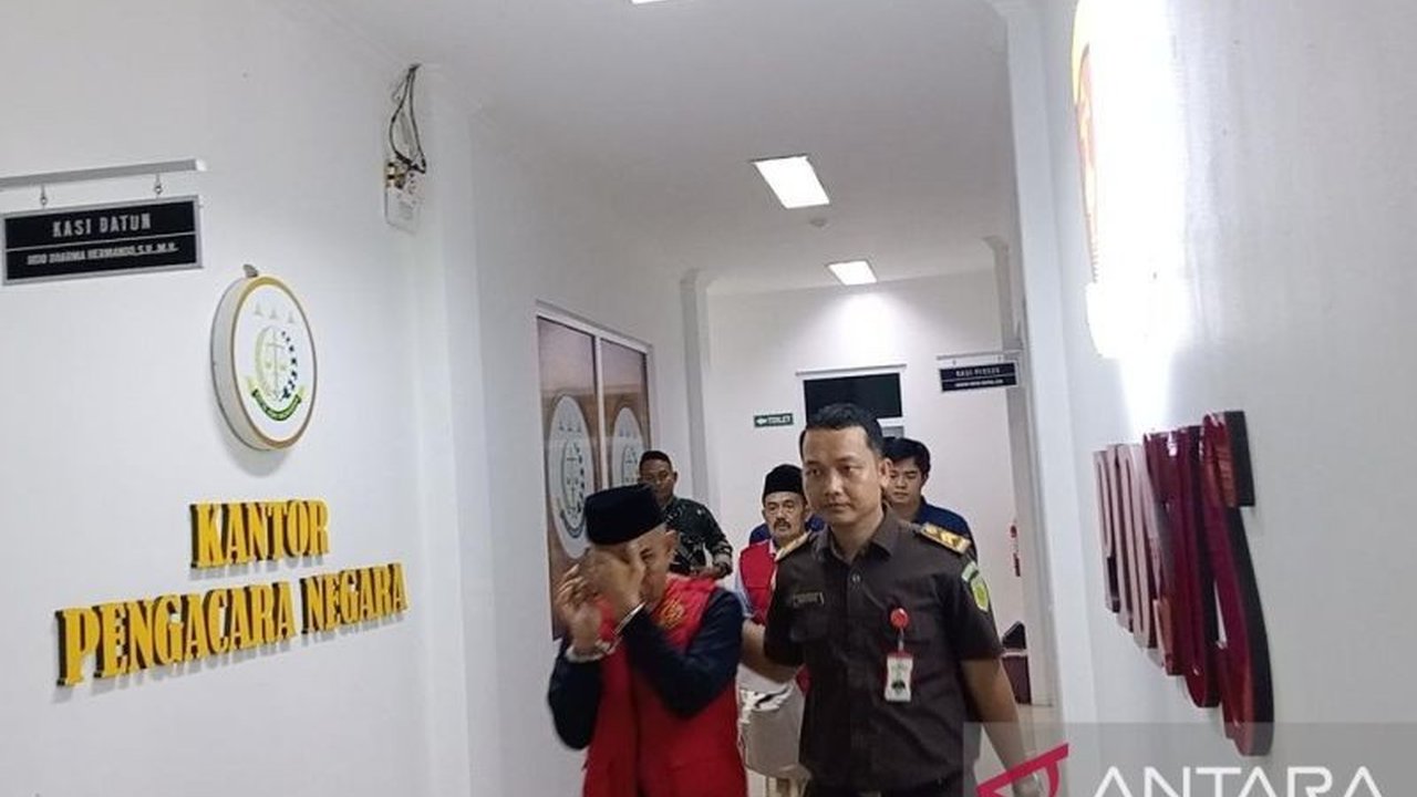 Kejaksaan Negeri Tanjung Jabung Barat menahan tiga tersangka kasus dugaan korupsi PDAM Tirta Pengabuan yang merugikan negara hingga Rp5 miliar, mengungkap penyalahgunaan dana subsidi yang merugikan negara.
