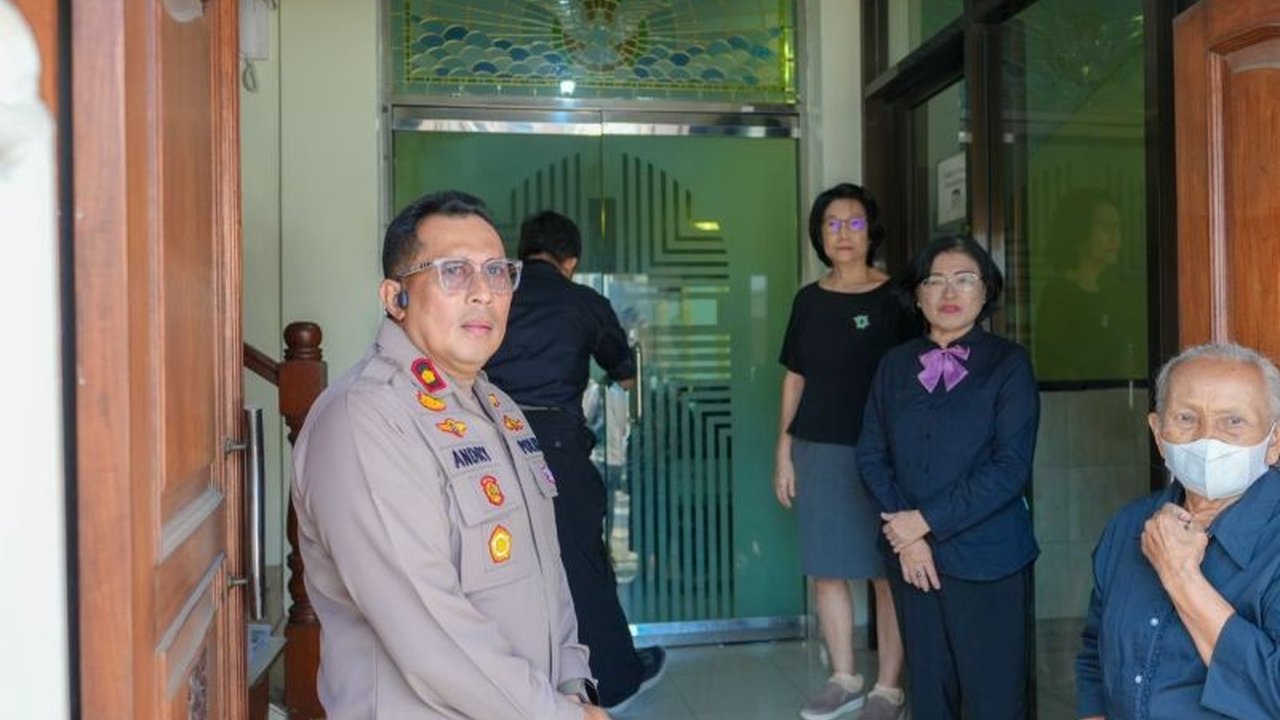 Pelaksanaan ibadah Jumat Agung di Karawang berlangsung aman dan kondusif berkat kesigapan Polres Karawang. Simak detail pengamanan yang memberikan ketenangan bagi jemaat.