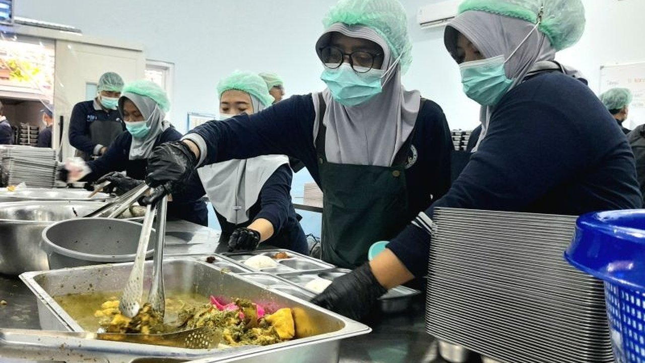 Badan Gizi Nasional (BGN) akan menghentikan insentif SPPG bagi mitra Program Makan Bergizi Gratis (MBG) jika fasilitas dan layanan tidak sesuai SOP, ini menjadi mekanisme kontrol ketat yang penting.