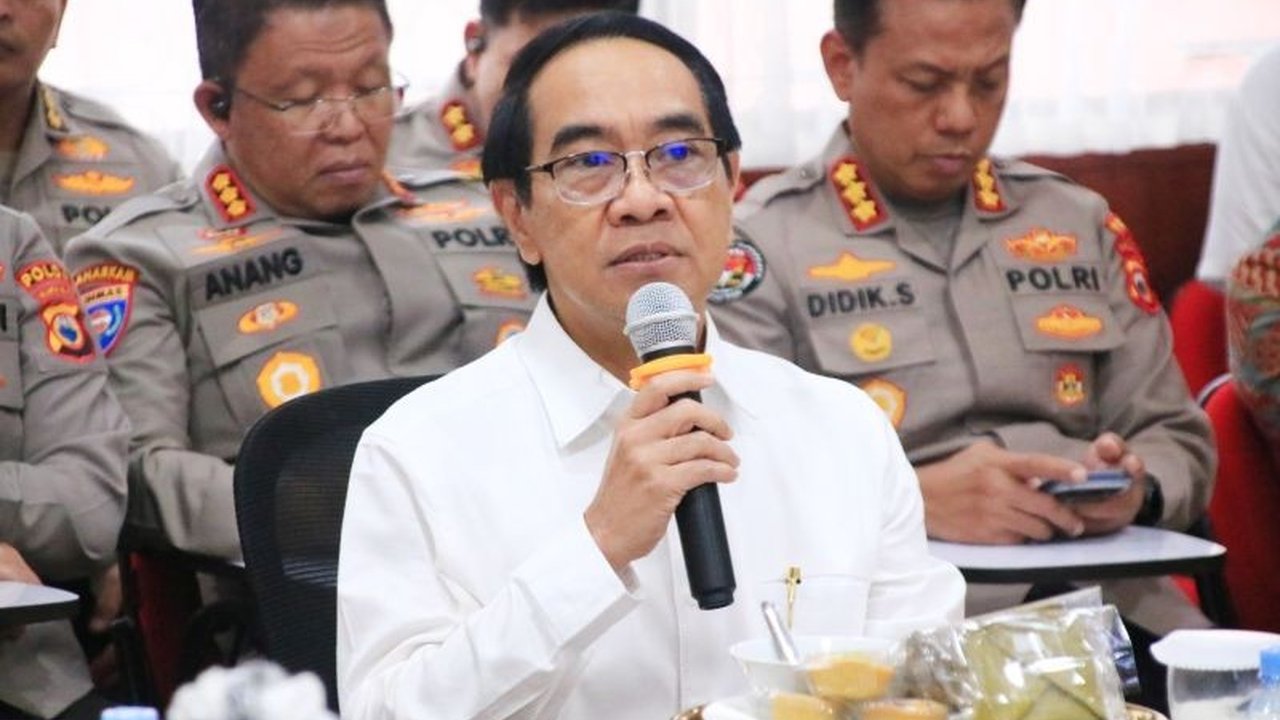 Rektor Unhas Prof. Jamaluddin Jompa menegaskan ancaman siber yang kian kompleks menuntut respon multidisiplin dari berbagai aspek. Kolaborasi perguruan tinggi dan kepolisian menjadi kunci utama dalam mengatasi tantangan ini.