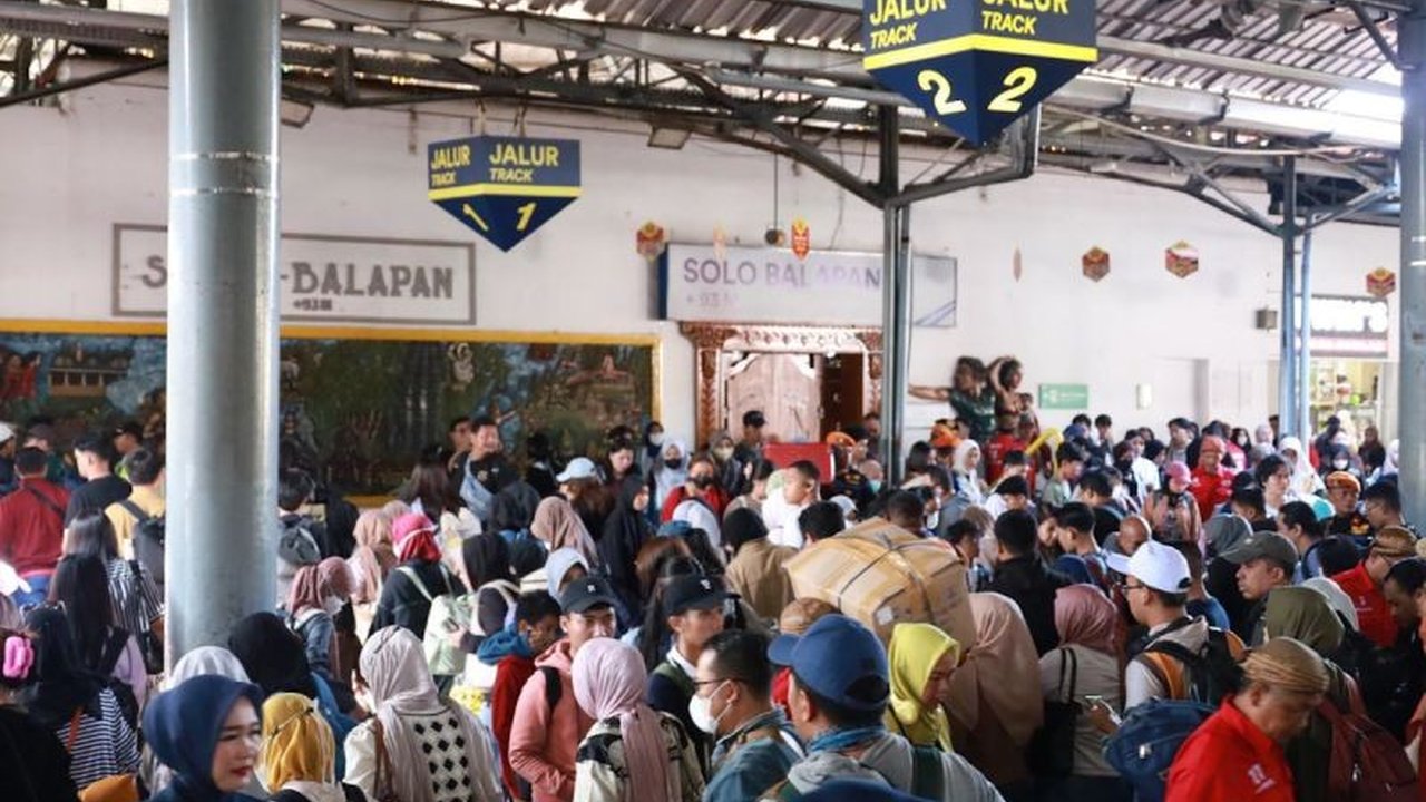 PT Kereta Api Indonesia (Persero) mencatat lonjakan signifikan dalam jumlah penumpang yang dilayani selama Angkutan Lebaran 2026, mencapai lebih dari 5 juta pelanggan, menegaskan KAI Layani Penumpang Lebaran 2026 dengan optimal.