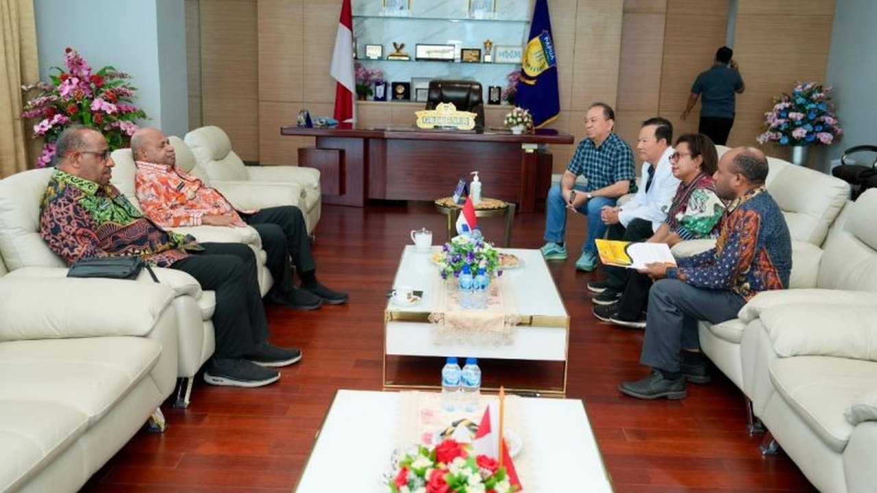 Gubernur Papua Mathius D Fakhiri meminta RSUD Jayapura memaksimalkan statusnya sebagai rumah sakit pendidikan untuk mencetak dokter spesialis handal, khususnya putra-putri asli Papua, demi peningkatan layanan kesehatan.