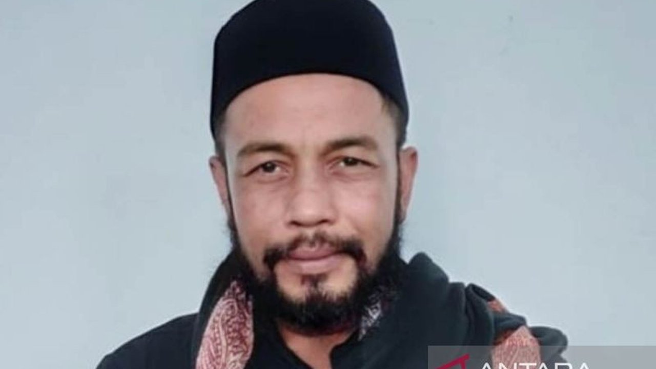 Pimpinan Madrasah Ulumul Quran (MUQ) Nagan Raya, Tgk Teuku Usman, menekankan bahwa pembatasan media sosial adalah langkah krusial untuk memperkuat adab dan menjaga akhlak generasi muda di tengah arus informasi digital yang deras.