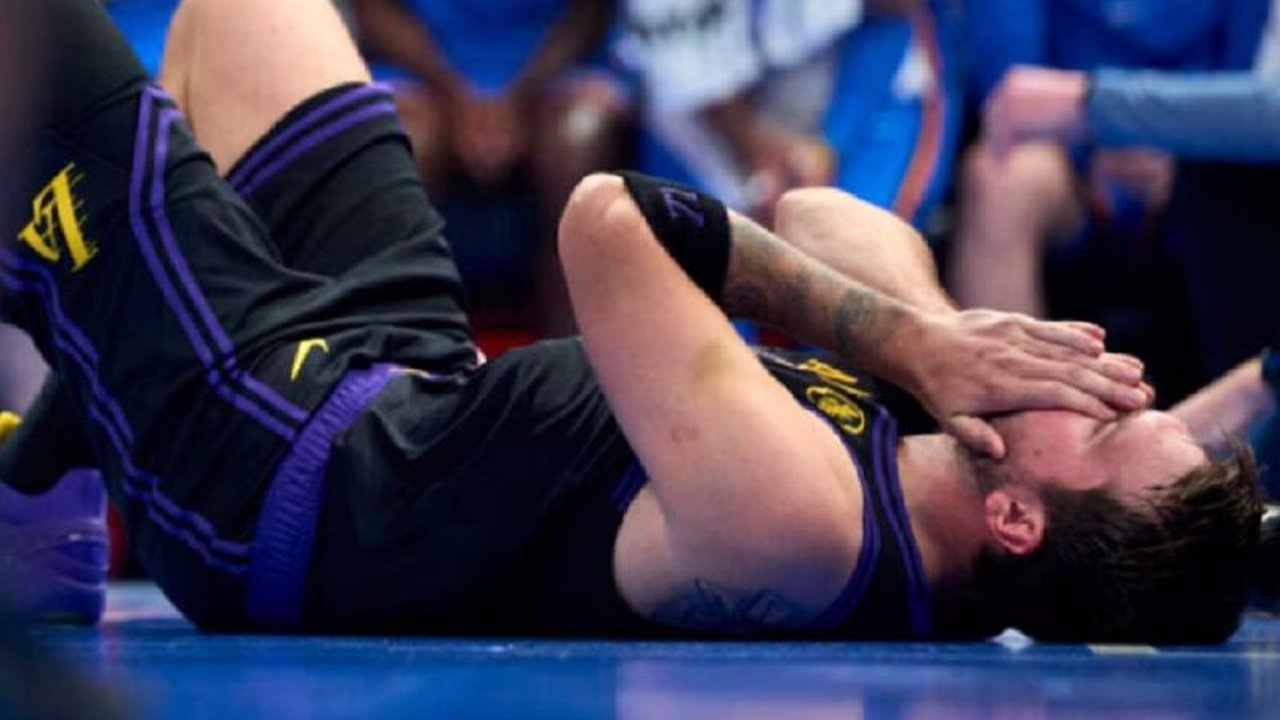 Kekhawatiran menyelimuti Los Angeles Lakers setelah bintang utamanya, Luka Doncic, alami cedera hamstring kiri dalam kekalahan telak dari Thunder, mengancam partisipasinya di Playoff NBA 2026.