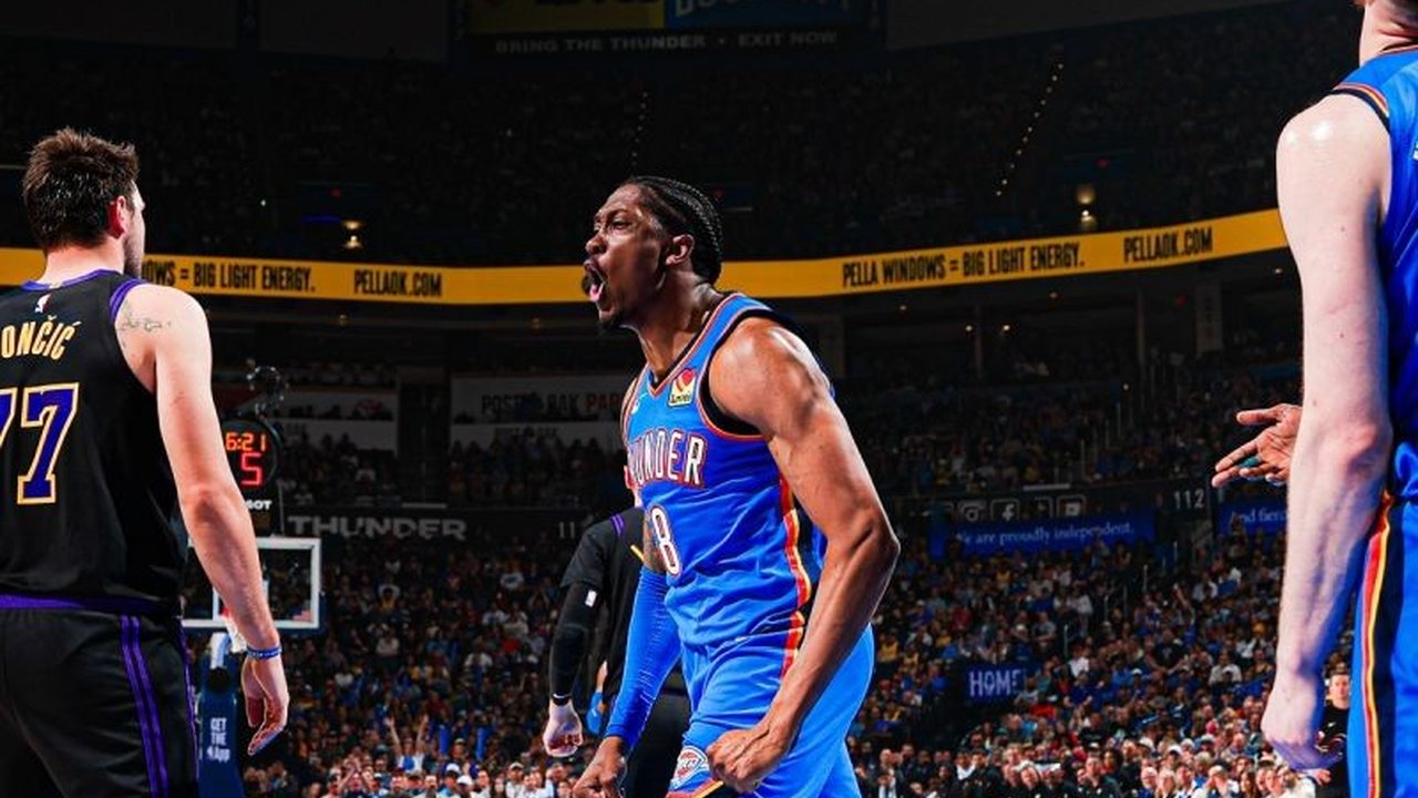Oklahoma City Thunder berhasil hancurkan Los Angeles Lakers dengan skor telak 139-96, sementara bintang Lakers Luka Doncic alami cedera hamstring kiri. Simak detail pertandingan seru ini yang memperpanjang tren kemenangan Thunder!
