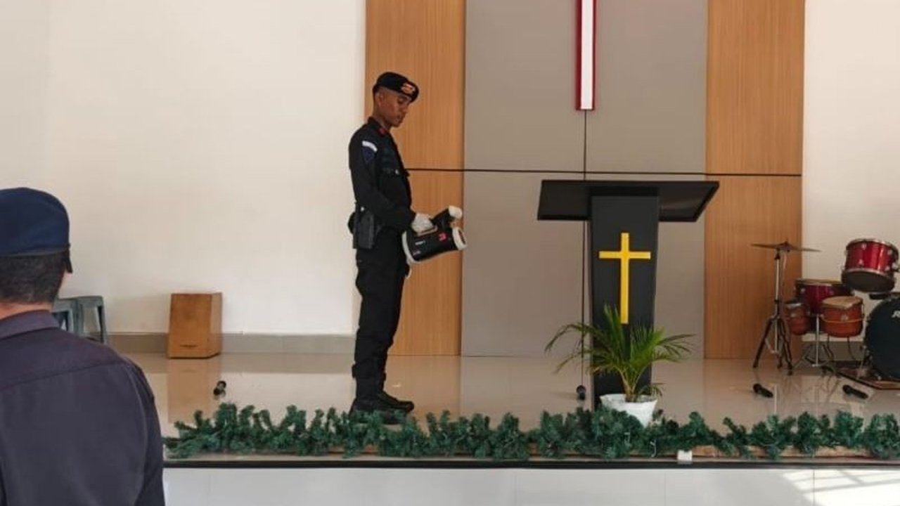 Jelang perayaan Paskah 2026, Detasemen Gegana Satbrimob Polda Sultra gencar melakukan sterilisasi gereja di Kendari. Langkah ini diambil untuk memastikan keamanan dan kenyamanan umat Kristiani beribadah.