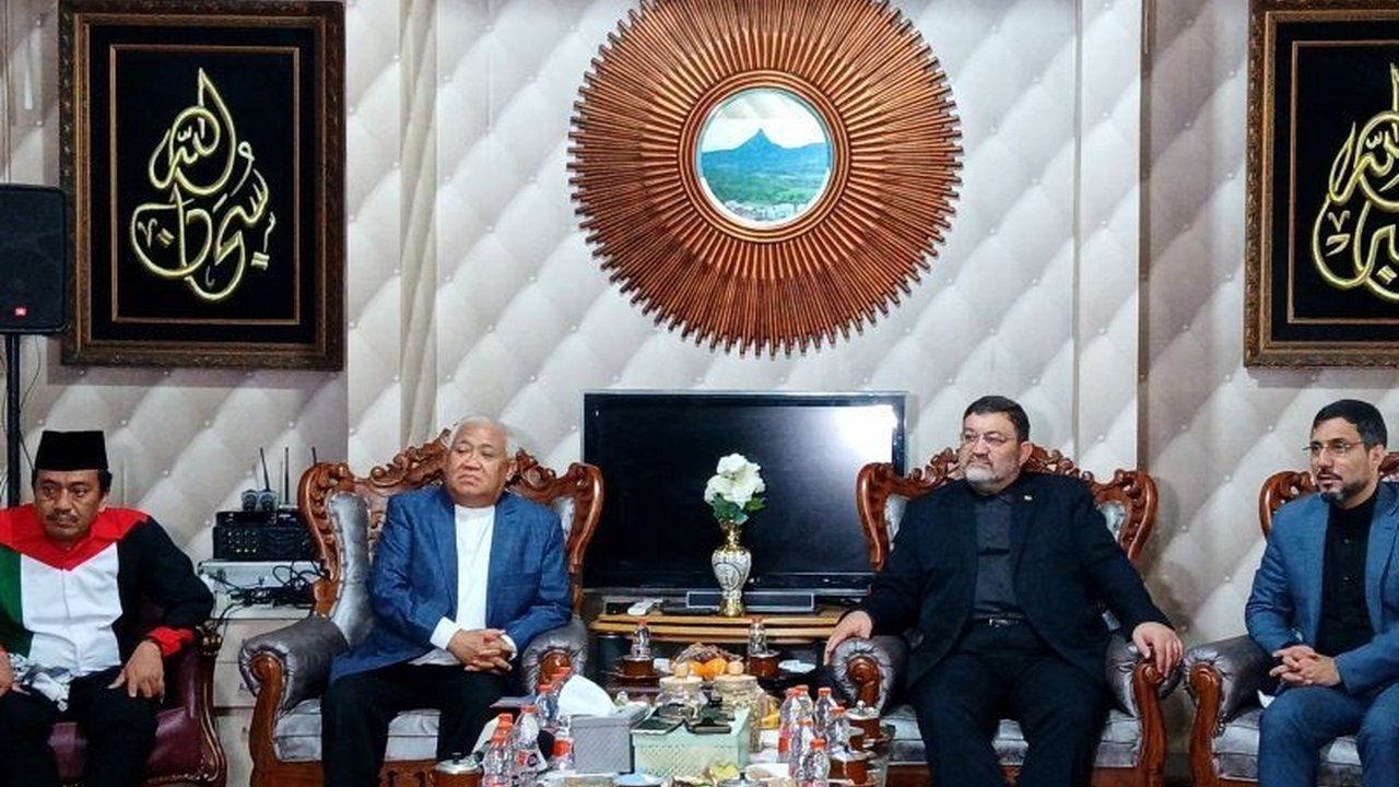 Cendekiawan Islam Din Syamsuddin menyerukan **persatuan umat Islam** di Indonesia sebagai fondasi kuat untuk mewujudkan perdamaian dunia, khususnya di tengah eskalasi konflik global. Pembaca diajak memahami pentingnya solidaritas.