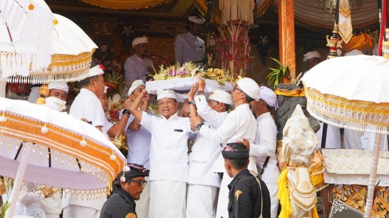 Gubernur Bali Wayan Koster menginstruksikan perbaikan jalur utama Pura Besakih untuk kelancaran upacara Ida Bhatara Turun Kabeh (IBTK) 2026, mencakup jalan, penerangan, dan transportasi demi kenyamanan umat.