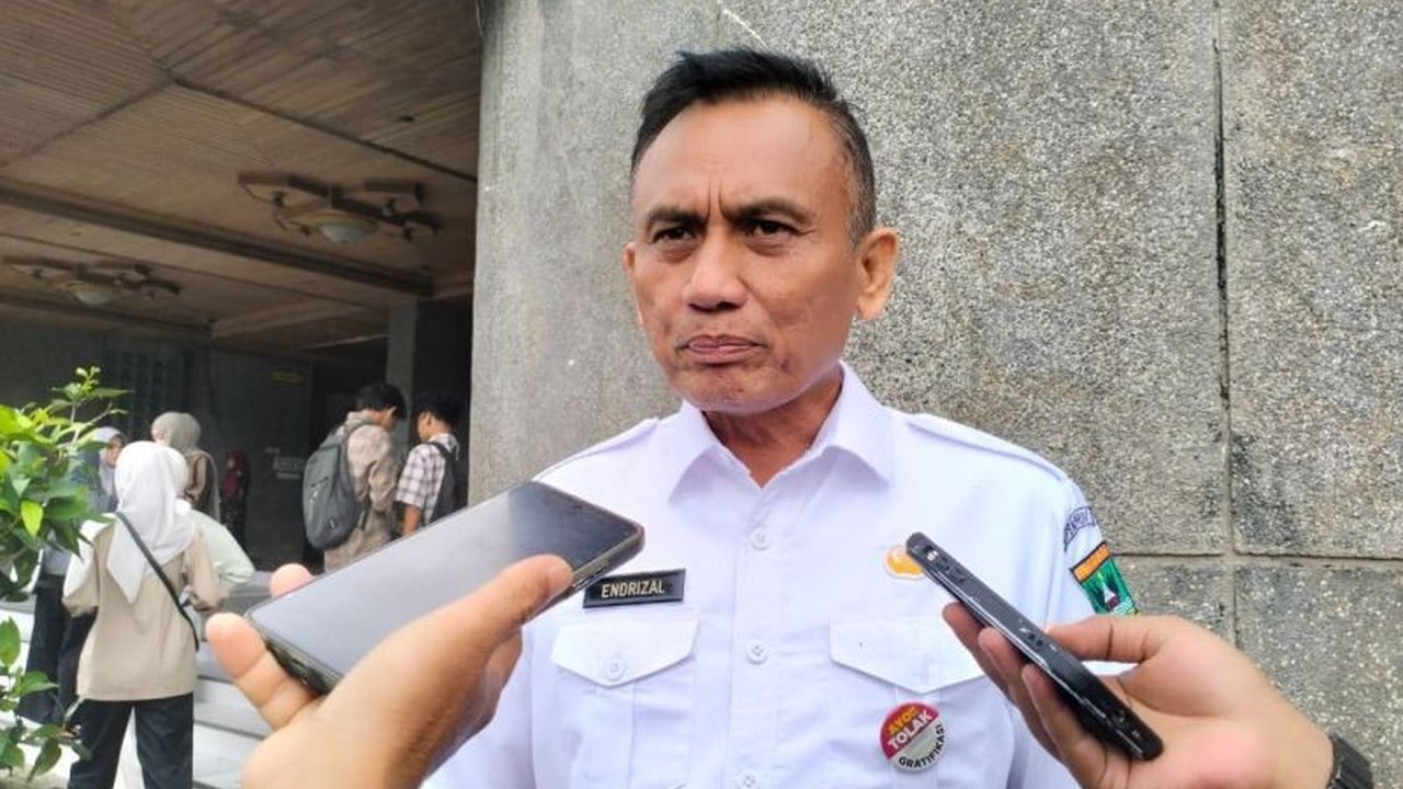 Pemerintah Provinsi Sumatera Barat (Sumbar) secara konsisten menerapkan kebijakan pembatasan ritel luar daerah guna menjamin Perlindungan UMKM Sumbar, memastikan pertumbuhan ekonomi lokal, dan meningkatkan daya saing produk daerah.