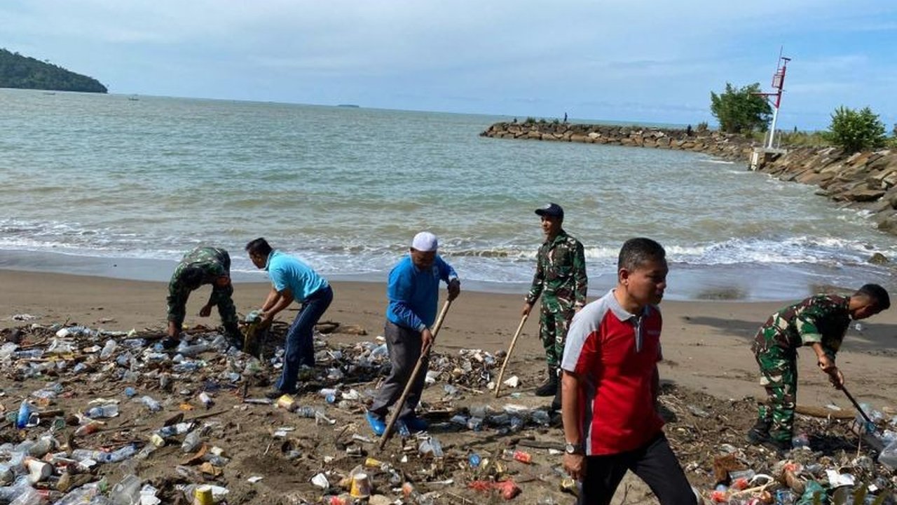 Pascalebaran, Pemkab Pasaman Barat menginisiasi gotong royong kebersihan pantai di sejumlah objek wisata. Upaya ini melibatkan OPD dan masyarakat untuk menjaga kenyamanan serta daya tarik destinasi bahari.