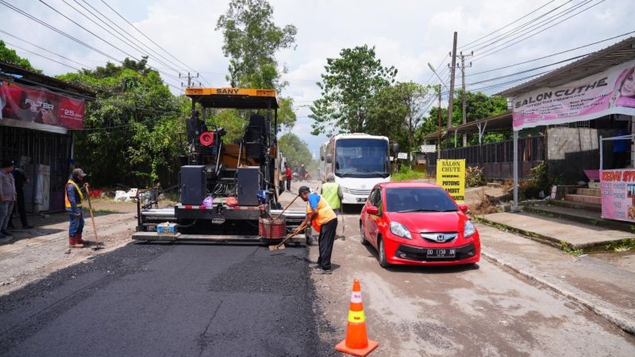 Warga di Kecamatan Pattalasang, Gowa, kini menikmati manfaat signifikan dari perbaikan Jalan Poros Yasin Limpo Gowa. Perbaikan ini tidak hanya meningkatkan kenyamanan berkendara tetapi juga menggerakkan roda ekonomi masyarakat.