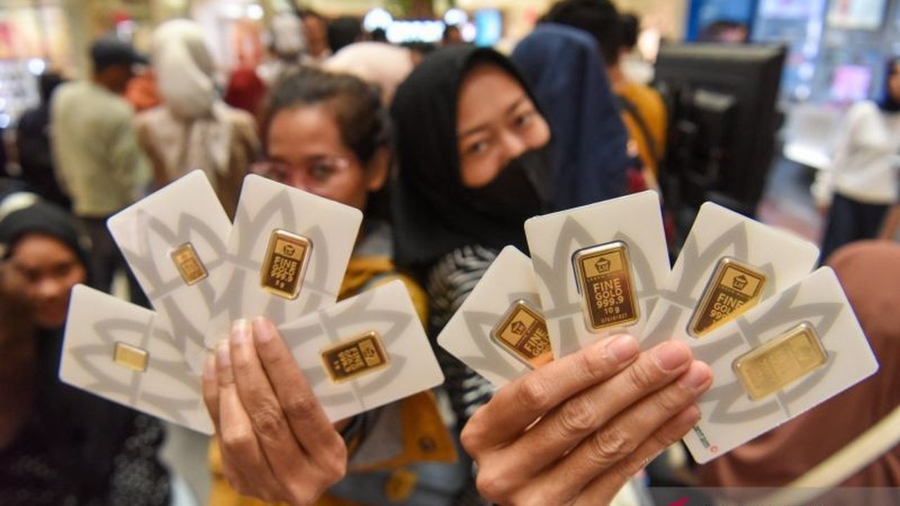 Harga Emas Antam mengalami penurunan signifikan sebesar Rp65.000 per gram pada Jumat pagi, 3 April 2026, memicu pertanyaan tentang peluang investasi di tengah fluktuasi pasar.