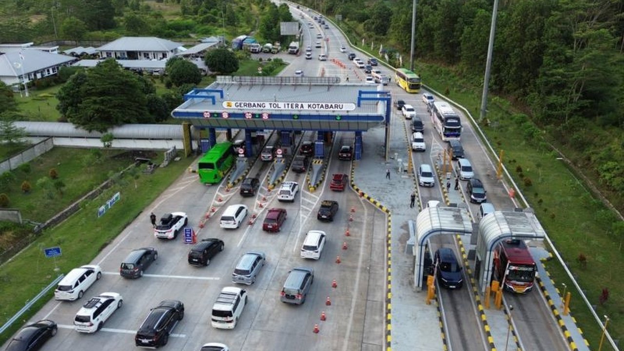 Lebih dari satu juta kendaraan pemudik melintasi Tol Bakter selama Angkutan Lebaran 2026, menunjukkan peningkatan signifikan dari tahun sebelumnya dan hari biasa, menegaskan peran vital Tol Bakter.