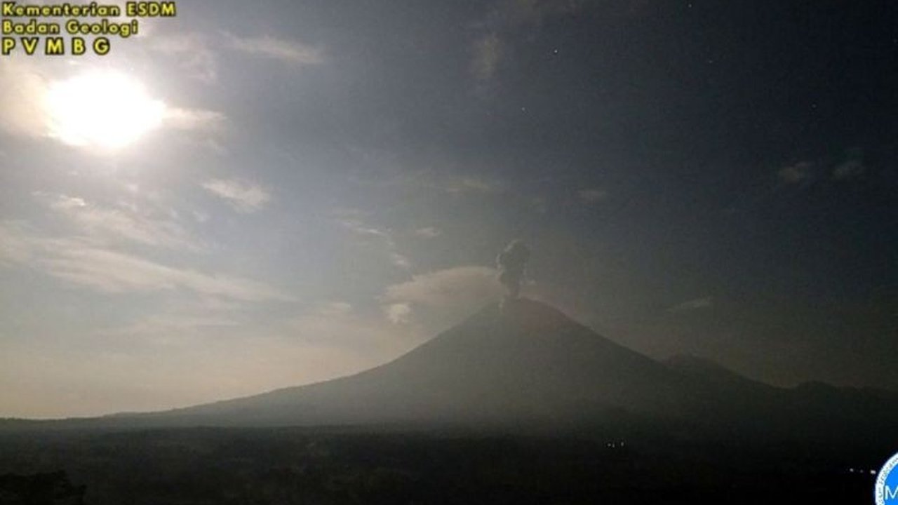 Gunung Semeru di Jawa Timur erupsi empat kali pada Jumat pagi, memuntahkan kolom abu hingga 1.200 meter. Simak detail Erupsi Gunung Semeru dan rekomendasi keselamatan terkini.