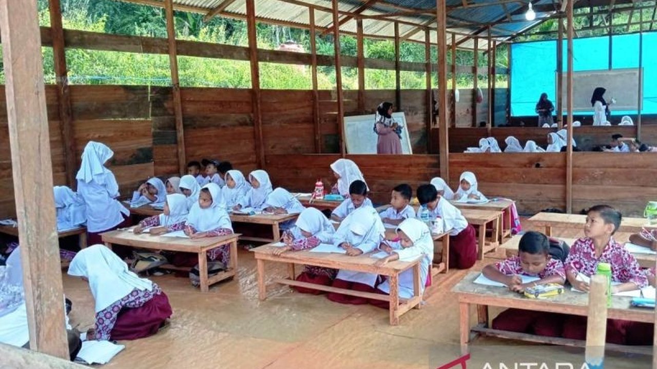Ratusan siswa SD dan SMP di Nagan Raya masih harus belajar di tenda darurat pasca-banjir Desember 2025, namun semangat pendidikan tetap membara berkat dukungan pemerintah daerah.