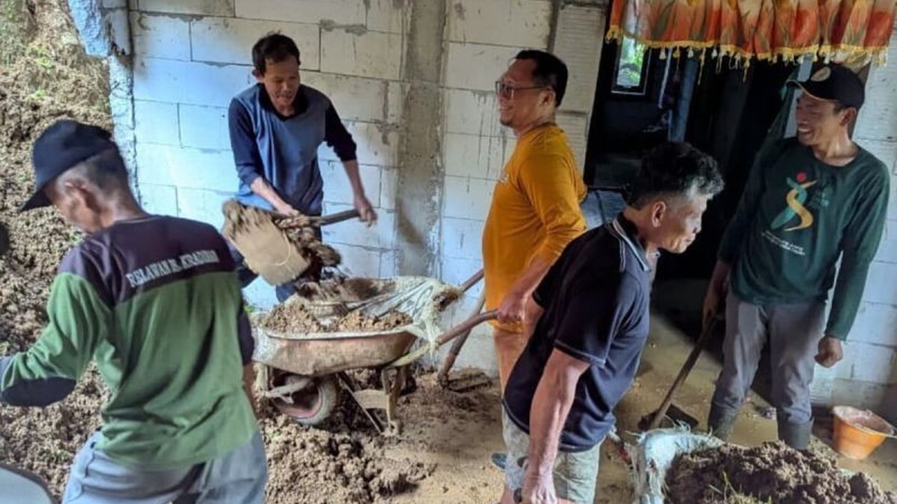 Badan Penanggulangan Bencana Daerah (BPBD) Tulungagung bergerak cepat menangani dua titik longsor di Pagerwojo setelah hujan deras. Simak langkah mitigasi dan imbauan kewaspadaan terhadap Longsor Pagerwojo Tulungagung.