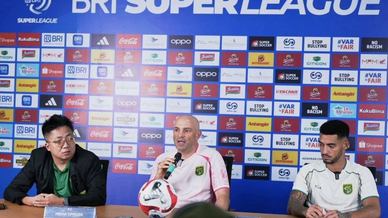 Persebaya Surabaya bersiap menghadapi Persita Tangerang dalam laga pekan ke-26 BRI Super League. Pelatih Bernardo Tavares mewaspadai transisi cepat Persita, sementara tim dihadapkan pada kondisi cedera pemain.