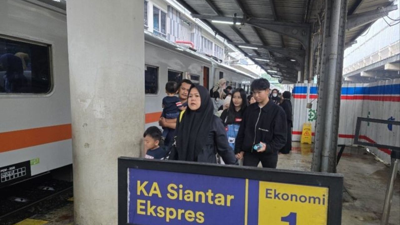 KA Siantar Ekspres dan Putri Deli menjadi pilihan utama masyarakat Sumatera Utara saat libur Paskah 2026, mencatat penjualan tiket melebihi kapasitas berkat dukungan subsidi pemerintah yang menjaga tarif tetap terjangkau.