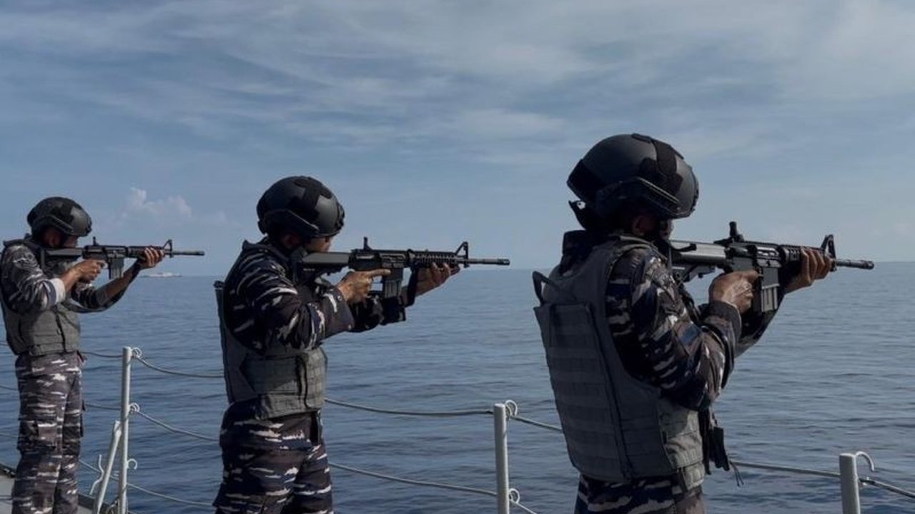 KRI Silas Papare-386 menggelar latihan menembak di Laut Natuna Utara untuk meningkatkan profesionalisme dan kesiapsiagaan tempur prajurit TNI AL, menghadapi potensi ancaman di wilayah perbatasan.