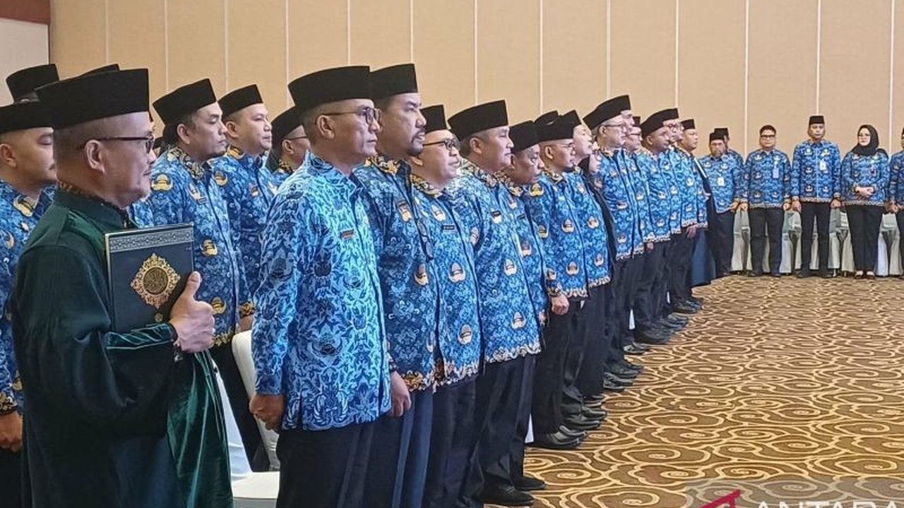 Pemerintah Provinsi Kepulauan Riau (Pemprov Kepri) resmi menerapkan kebijakan Work From Home (WFH) setiap hari Jumat dan memangkas biaya perjalanan dinas ASN sebagai upaya efisiensi anggaran serta mendorong transformasi budaya kerja.