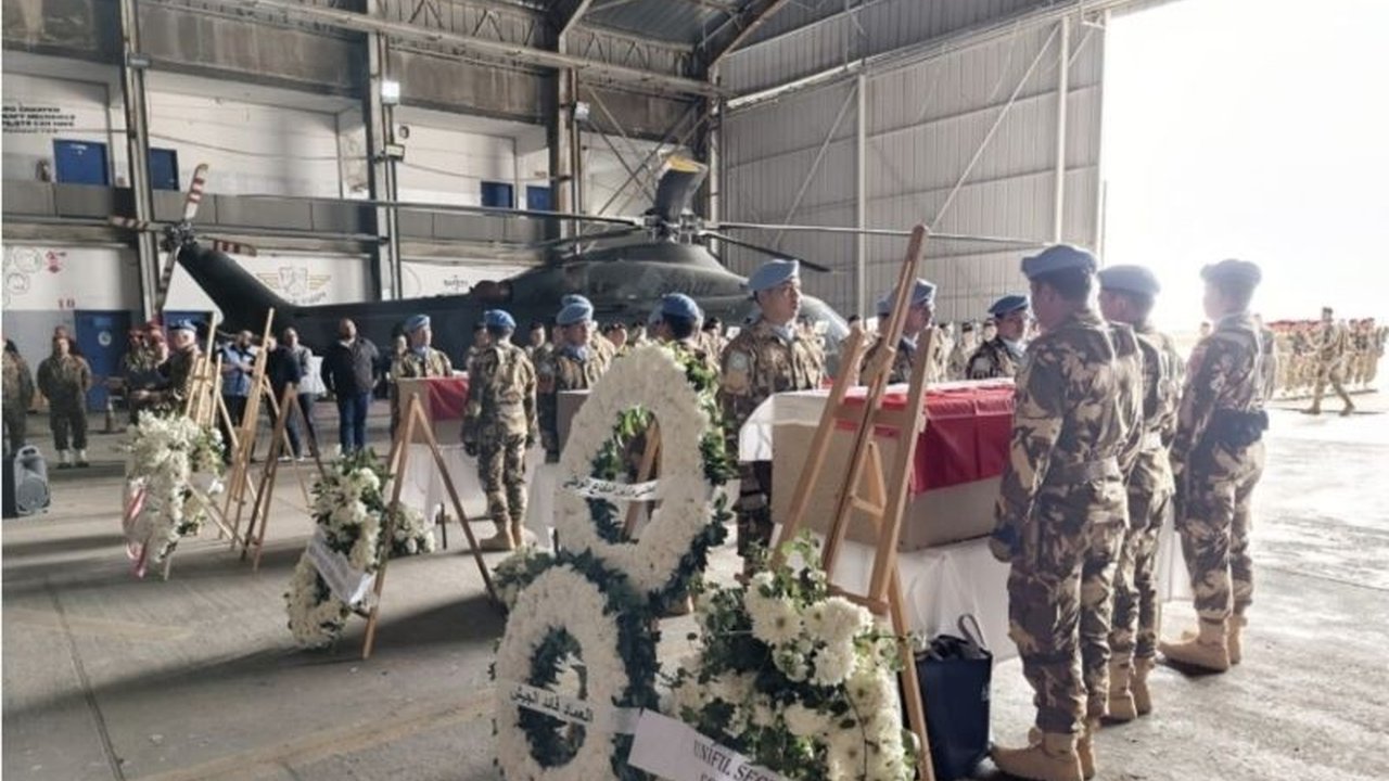 Pemerintah Indonesia memastikan proses repatriasi tiga pasukan perdamaian Indonesia yang gugur saat bertugas di Lebanon berjalan lancar, menghadapi tantangan di tengah situasi konflik.