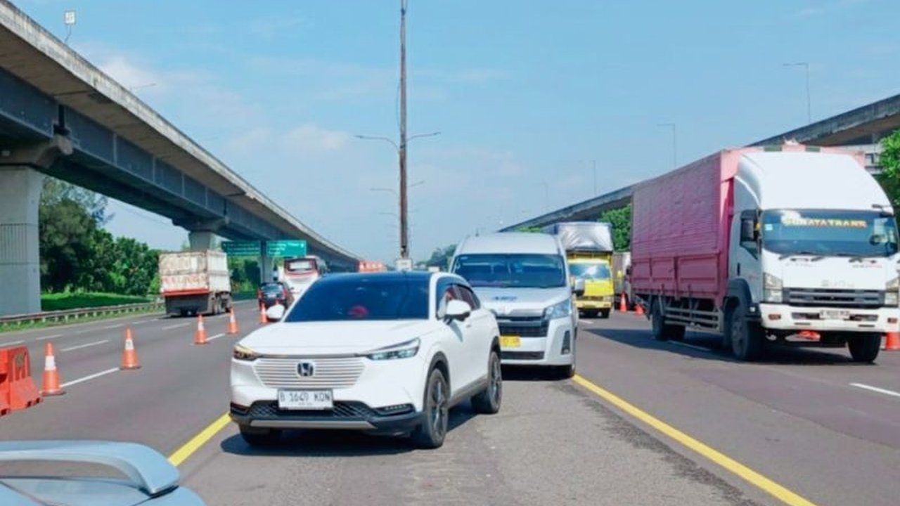 PT Jasamarga Transjawa Tol bersama kepolisian menerapkan rekayasa lalu lintas contraflow di Tol Japek saat libur Jumat Agung untuk mengurai kepadatan kendaraan menuju timur Trans Jawa. Simak detailnya.