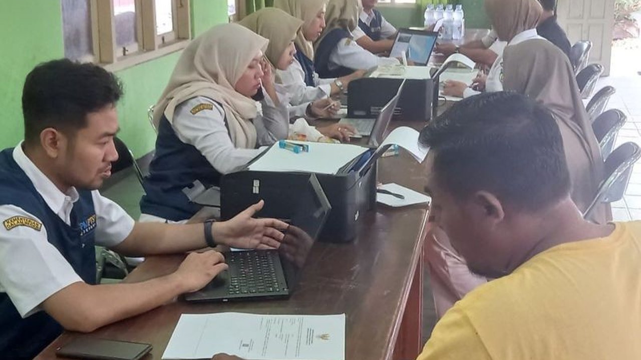 Pemerintah Kabupaten Jepara meluncurkan layanan jemput bola untuk mempermudah akses BBM Nelayan Karimunjawa terhadap solar bersubsidi dan perizinan penting, tingkatkan kesejahteraan.