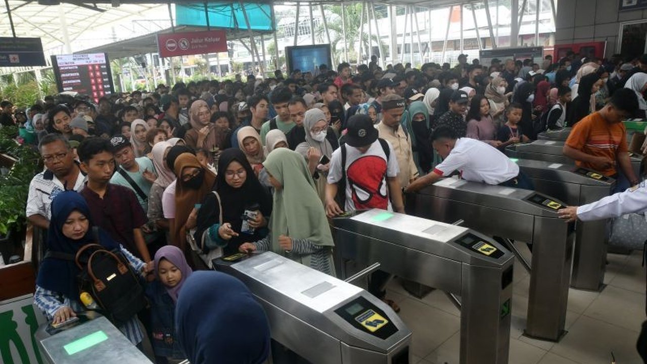 Pemerintah resmi memberlakukan skema WFH satu hari dalam sepekan, menandai transformasi budaya kerja berbasis WFH yang signifikan untuk mengoptimalkan sumber daya dan memperkuat ketahanan ekonomi nasional. Simak dampaknya!