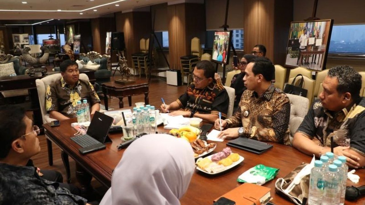 Pemerintah Indonesia berencana merenovasi 5.000 unit rumah di Nusa Tenggara Timur (NTT) tahun ini, peningkatan signifikan dari tahun sebelumnya, demi mewujudkan akses hunian layak bagi masyarakat berpenghasilan rendah dan mendorong ekonomi lokal melalui p