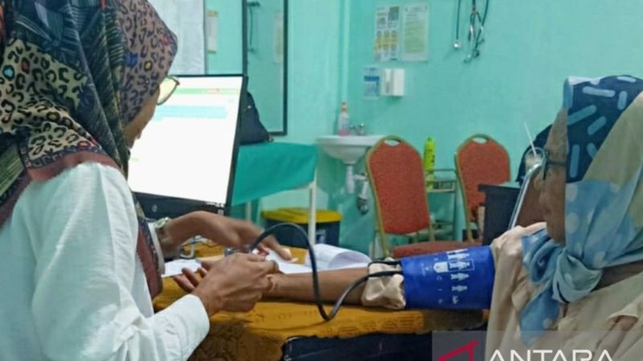 Pemerintah Kabupaten Karawang mulai memberlakukan sistem kerja WFH setiap Jumat bagi ASN, sebuah langkah strategis untuk efisiensi BBM dan peningkatan efektivitas kerja. Kebijakan WFH Karawang ini juga diiringi penyesuaian jam layanan publik yang optimal.