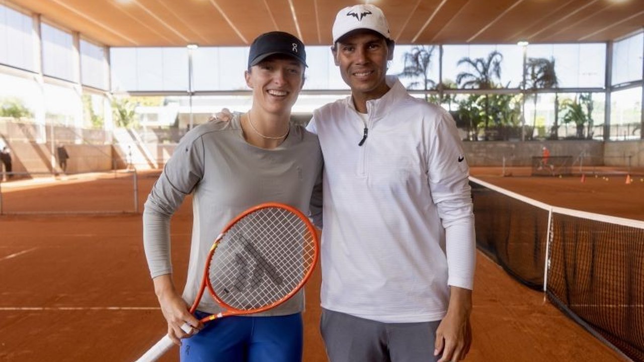 Iga Swiatek, petenis nomor satu dunia, berlatih di Rafa Nadal Academy, disambut idolanya, Rafael Nadal. Bersama pelatih barunya, Francisco Roig, ini menandai babak baru karier Swiatek.