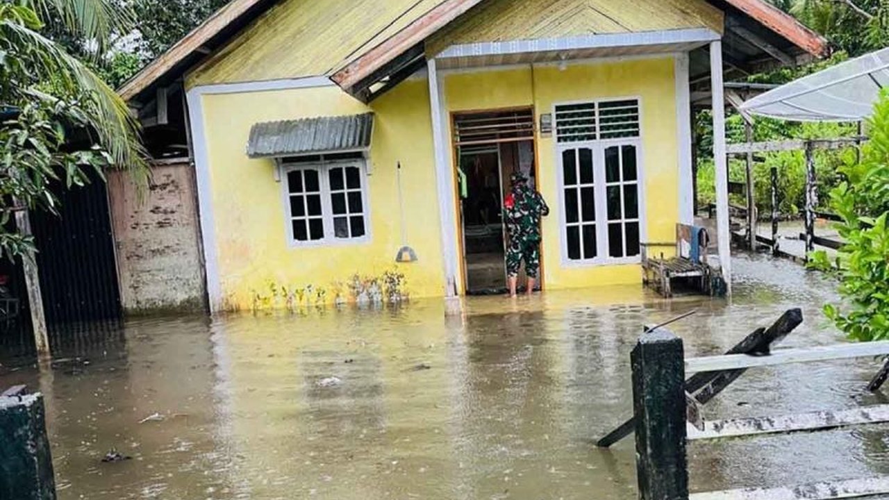 BPBD Simeulue mengerahkan personel untuk membantu warga yang terdampak banjir di sepuluh kecamatan. Masyarakat diimbau waspada terhadap potensi cuaca ekstrem yang memicu banjir Simeulue.