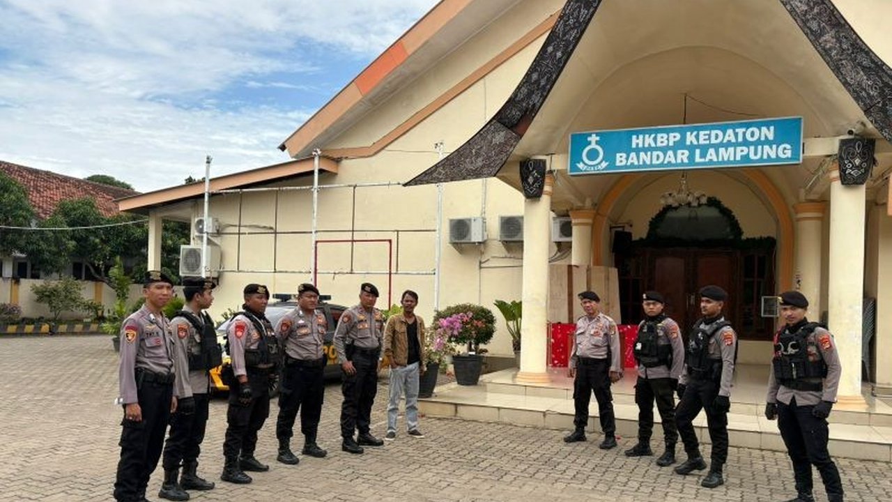 Polresta Bandarlampung mengerahkan 302 personel guna memastikan Pengamanan Paskah 2026 berjalan lancar di 64 titik ibadah, memberikan rasa aman bagi umat Kristiani.
